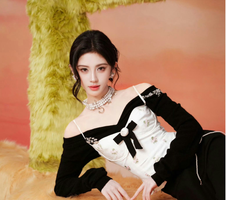Китайская актриса Цзюй Цзинъи