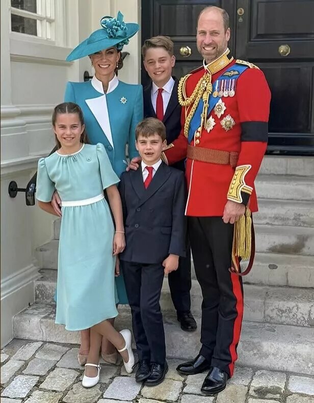    Кейт и Уильям с детьми