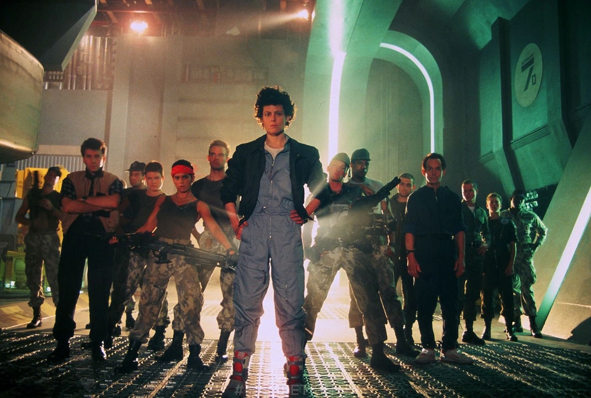 Личный состав взвода за спиной Рипли...