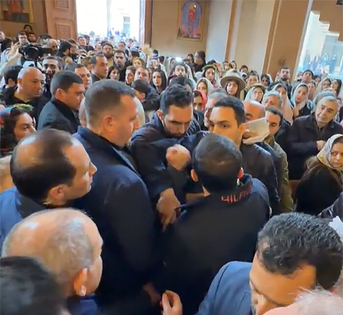    Посещение Пашиняном ереванской церкви Святой Анны спровоцировало скандал. Фото: социальные сети Никола Пашиняна