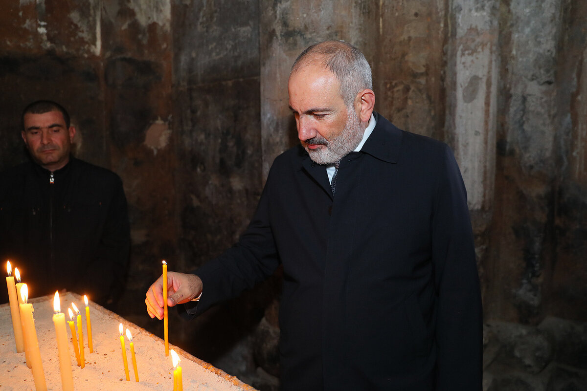   Пашинян пытается играть в смиренного прихожанина. Но все это лишь притворство. Фото: сайт Премьер-министра Республики Армения.