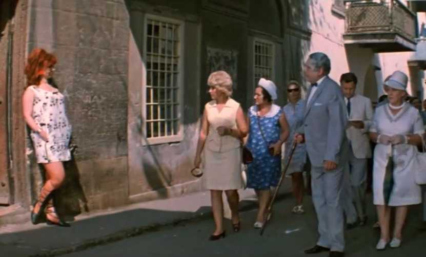 Та самая улица и дамочка. Кадр из фильма