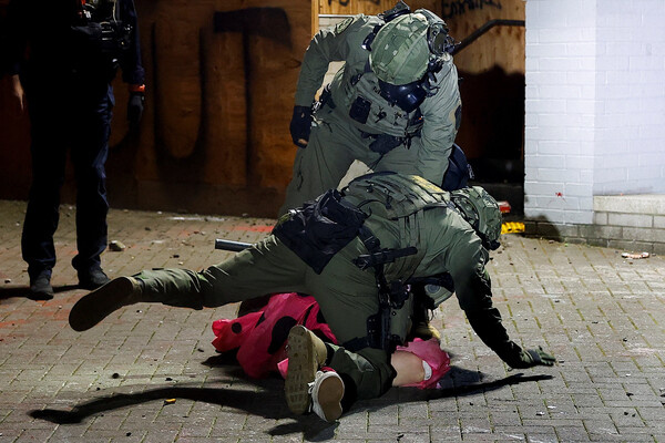 Полиция задерживает демонстранта у здания иммиграционной и таможенной службы США после акции протеста «No Kings» против политики администрации президента США Дональда Трампа в Портленде, 28 марта 2026 года / John Rudoff/Reuters   📷