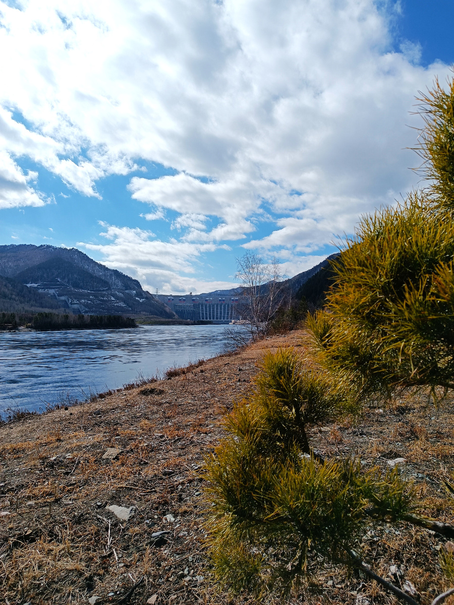 Вдали виднеется Саяно-Шушенская ГЭС. Фото автора.