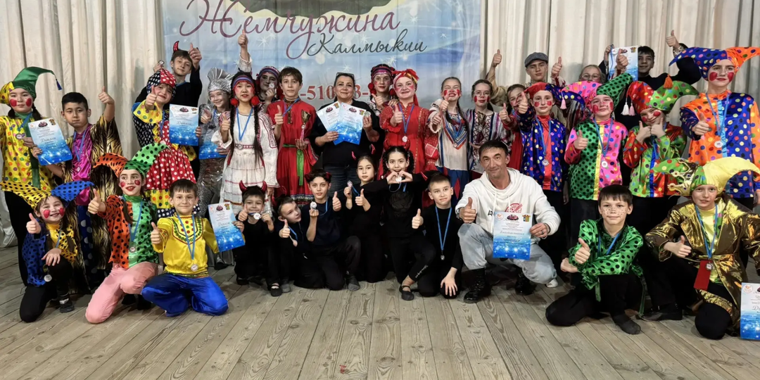 Астраханке подарили жемчужину в хрустале