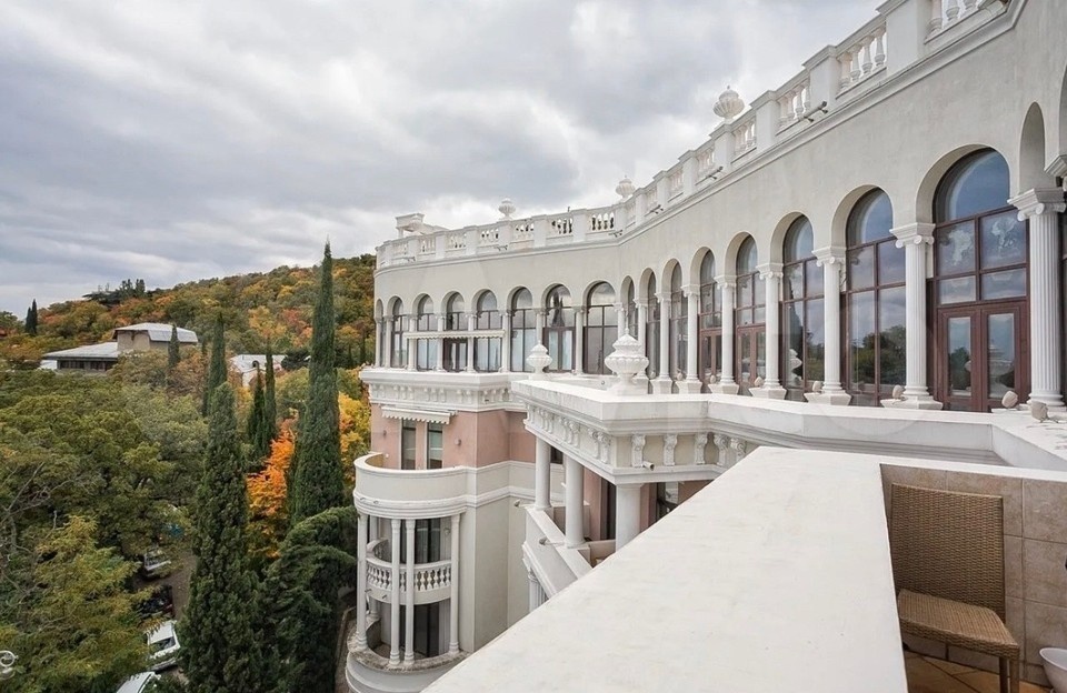    Хоромы с тремя большими комнатами располагаются на верхнем, пятом этаже. Александра ТИМОЩЕНКО