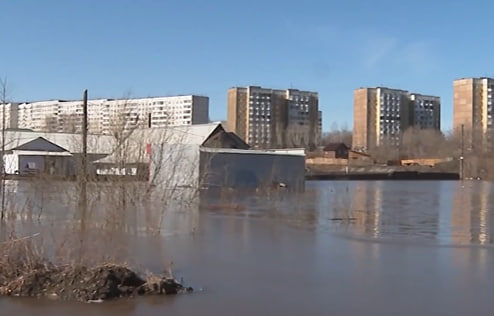     В Красноярске талые воды затопили СНТ «Черёмушки-1»​