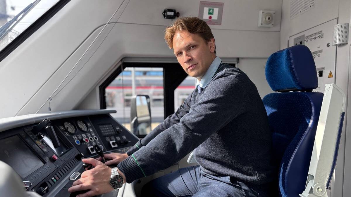    Машинист первого класса Центральной пригородной пассажирской компании Алексей Резчиков показывает корреспонденту «Вечерней Москвы», как устроена кабина машиниста в новом составе ЭП2ДМ / Фото: Василиса Чернявская / Вечерняя Москва