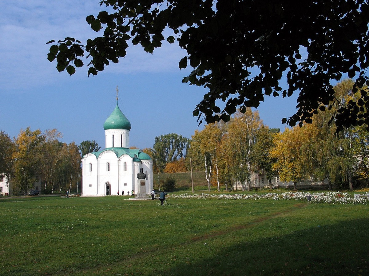    Спасо-Преображенский собор Переславля-Залесскогоб в котором был обнаружен белокаменный саркофаг.
