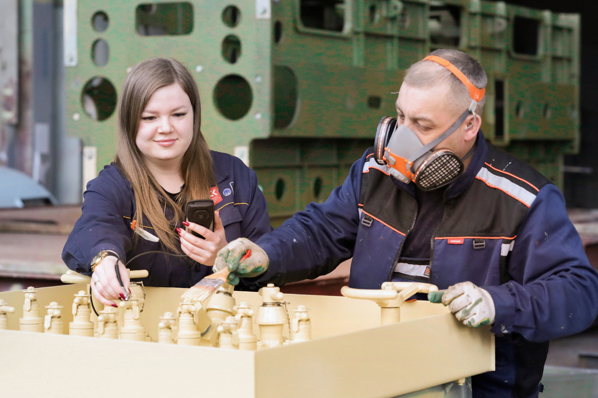 Под пристальным вниманием контролёра управления качества продукции Анастасии Евсиковой каждый этап малярных работ