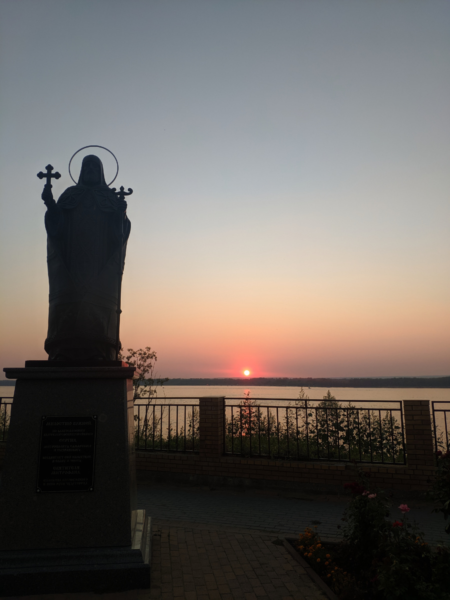 Мотайте фото кнопкой справа