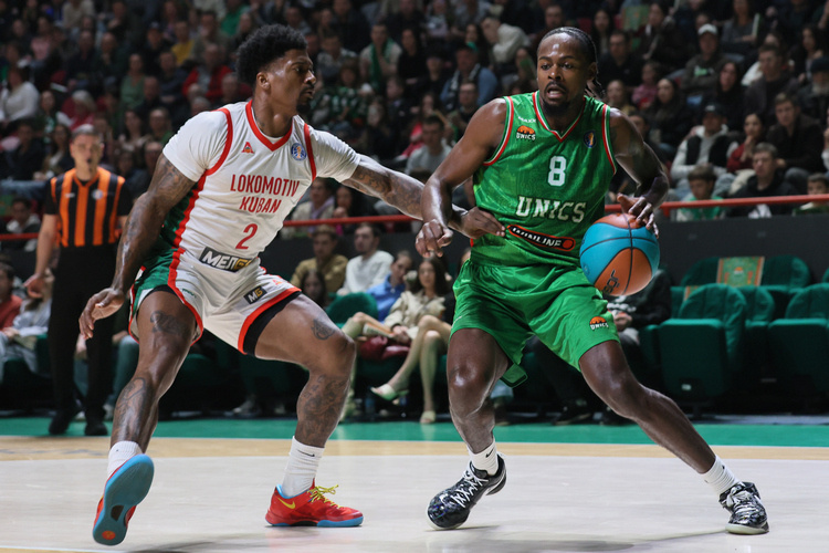    Тайрон Брюер (с мячом) и Патрик Миллер / фото: unics.ru