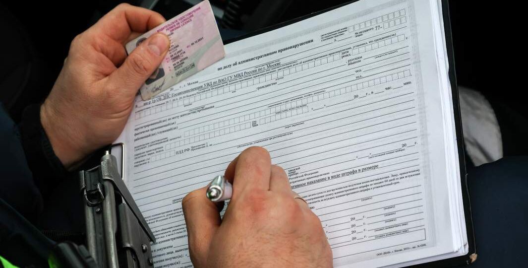 Выезд на встречку из-за остановленного авто грозит лишением прав — что важно знать