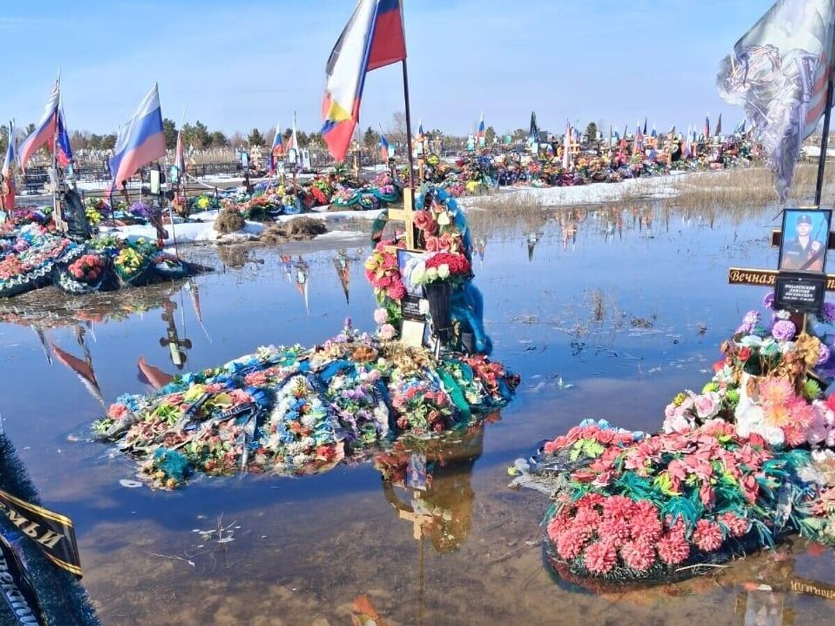    Подтопление могил участников СВО на кладбище в Троицке Челябинской области | © Фото : Текслер, ПОМОГИ!!!/ВКонтакте