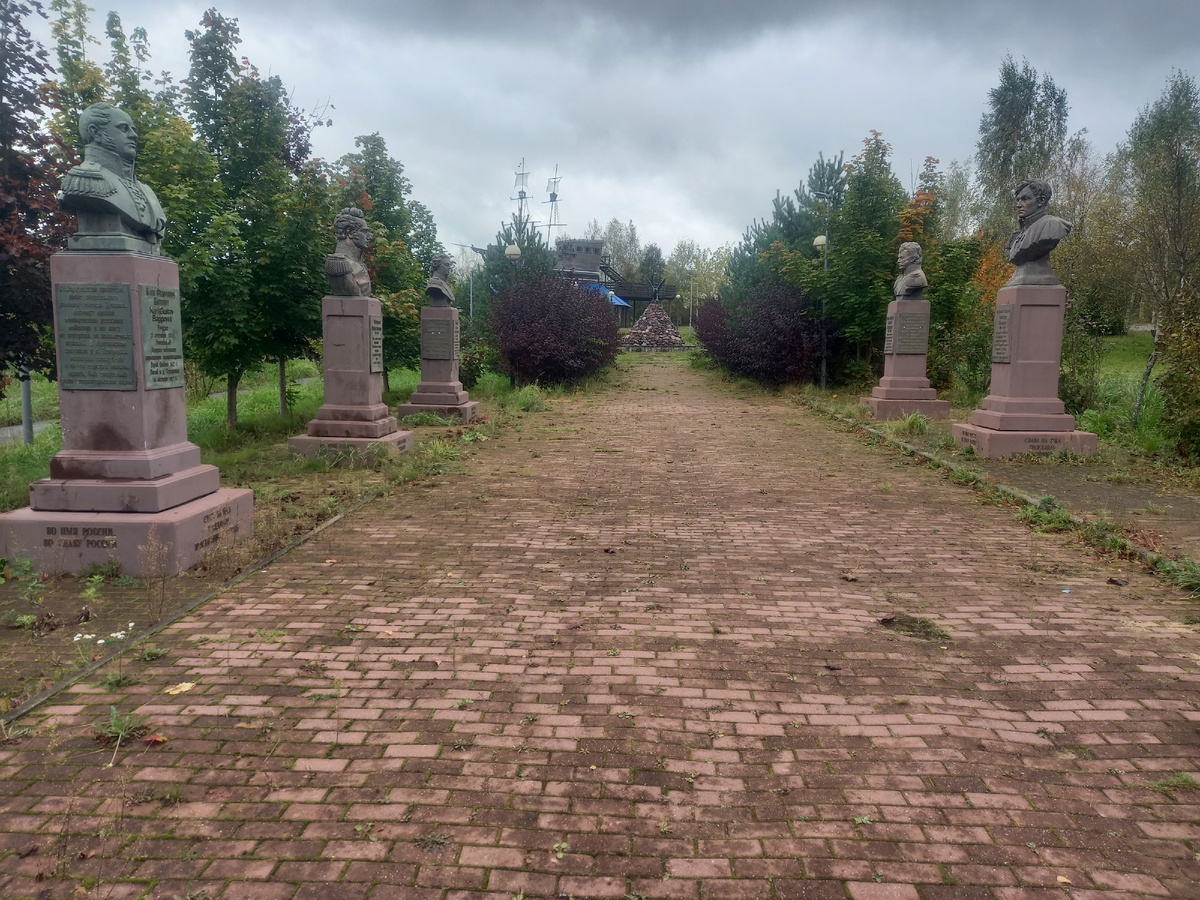 Аллея в парке Рогово