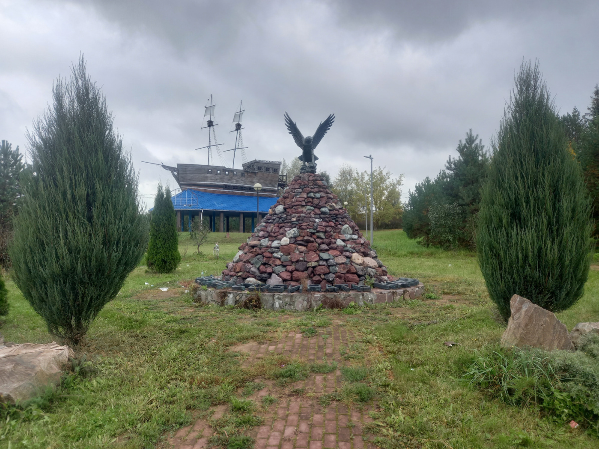 Орёл на вершине камменой горки