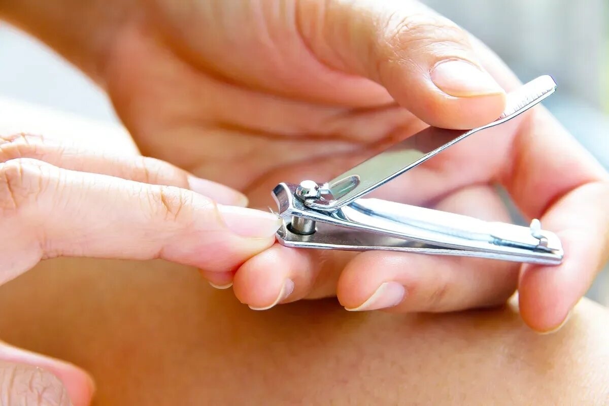 Фото с сайта: https://uniquebeauty.com/how-to-cut-your-nails/