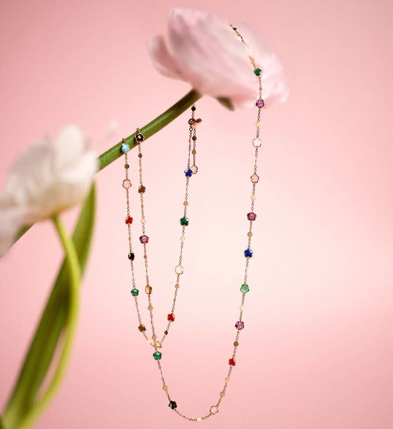 Колье Pasquale Bruni Figlia Dei Fiori из розового золота с зелеными агатами, карнелианами, ониксами, лунными камнями, розовыми халцедонами, цитринами, аметистами, синими и голубыми топазами, дымчатым кварцем, лазуритами, хризопразами, красными гранатами, бирюзой