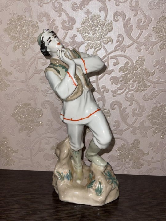 «Гуцул со свирелью (Лель)». Городницкий фарфоровый завод. Скульптор и художники С. И. Дуденко, И.А Никифоренко, Т. В. Дуденко. Автор модели - скульптор Щербина В. И. Владислав Иванович.Фарфор. Роспись надглазурная, подглазурная.