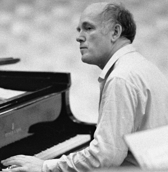 Святослав Теофилович Рихтер (7 [20] марта 1915, Житомир — 1 августа 1997, Москва) — советский и российский пианист. Герой Социалистического Труда, народный артист СССР, лауреат Ленинской, Сталинской, Государственной премии РСФСР имени М. Глинки и Государственной премии Российской Федерации. Первый советский и российский номинант на премию "Грэмми". Один из крупнейших пианистов XX века, чья виртуозная техника сочеталась с глубиной интерпретаций