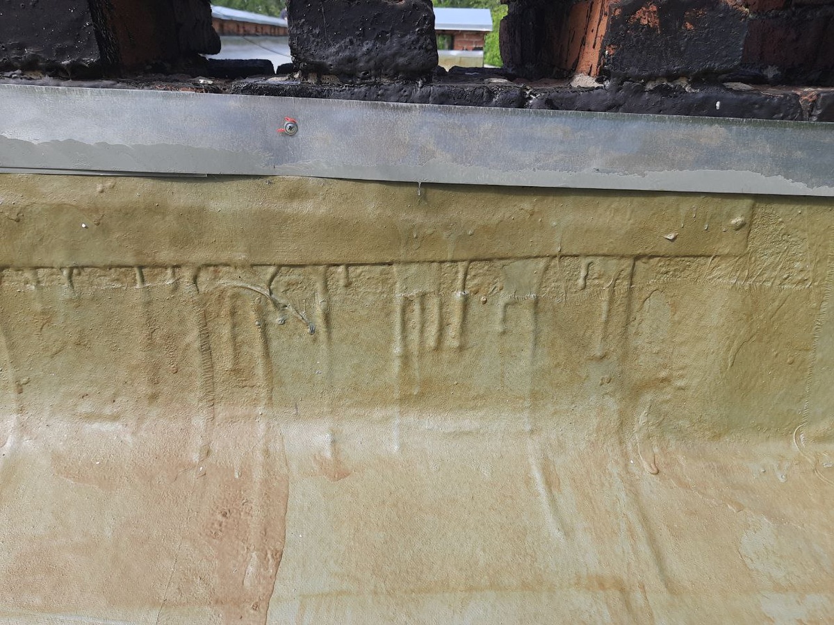 На фотографии кровля, отремонтированная мастикой из ХП, показана через три месяца после проведения работ.