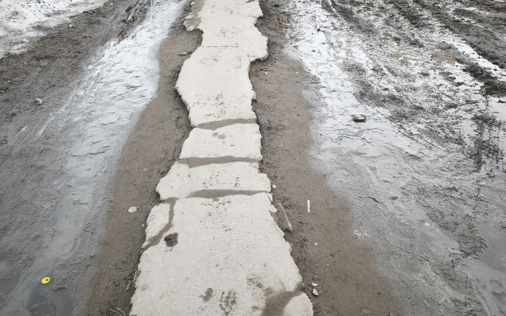  По такой дорожке жители городка Машиностроителей вынуждены ходить ежедневно. Фото: Злой Ижевчанин