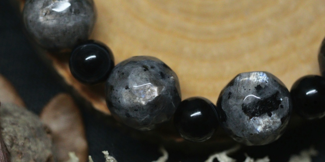 Браслет "Северное небо" из ларвикита и черного агата