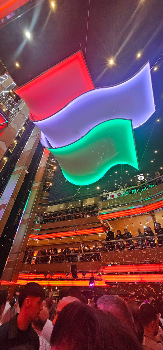 Главный холл - бесконечные дискотеки