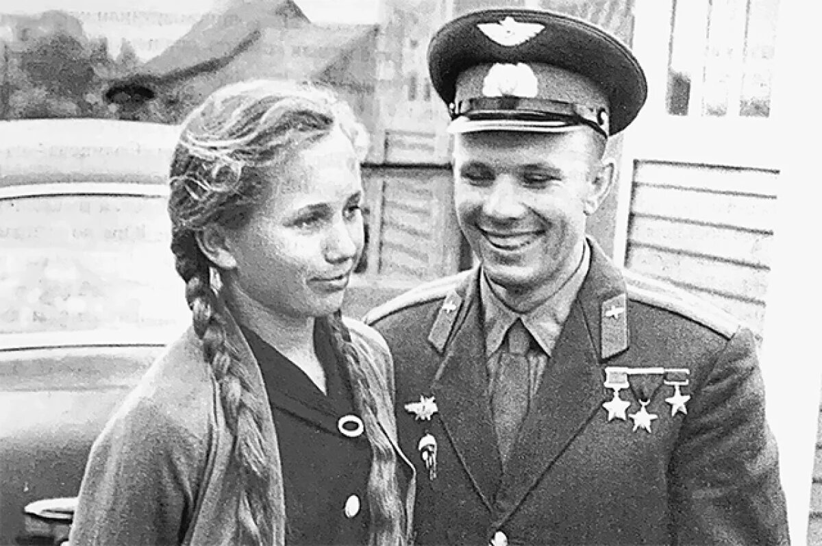    Юрий Гагарин с племянницей Тамарой Филатовой. Первый приезд домой после полёта.