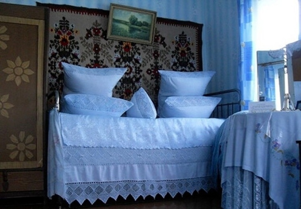 Кровать с периной и простыня с подзором. Источник https://mirvracha.ru/forum/latest/kovrik_s_olenyami_i_perina_babushkin_dom..
