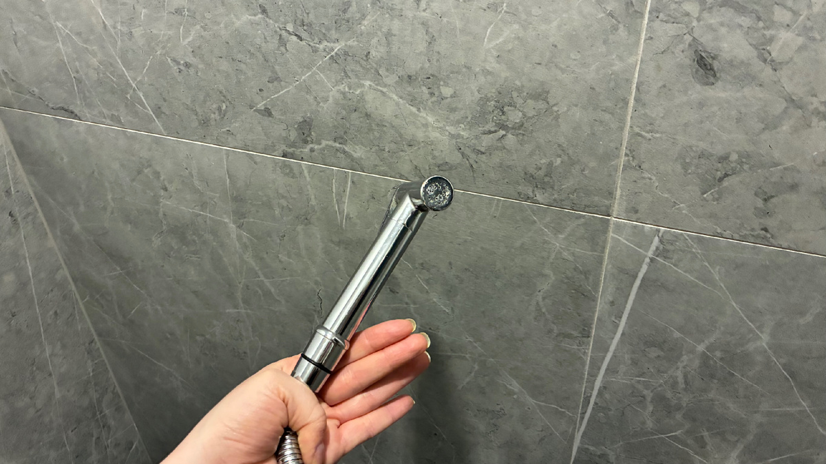 Жесткая вода забивает мелкие дырочки и от избыточного напора сантехника страдает. Замочу в лимонной кислоте 