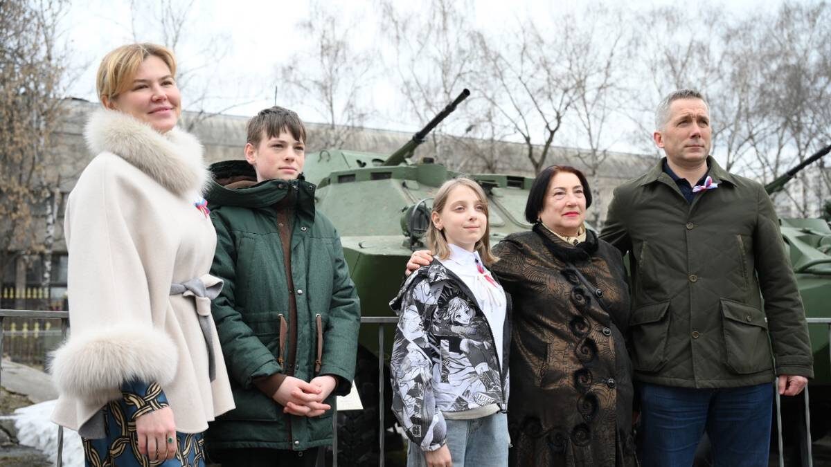    28 марта. Муниципальный депутат Кристина Дзямулич, дети из Донецка Владислав Хомич и Дарья Тарасенко, председатель Совета ветеранов Мещанского района Валентина Шурыгина и советник ректора НИУ «ВШЭ» Олег Леонов (слева направо) на мероприятии «День добрых встреч» / Фото: Пелагия Замятина / Вечерняя Москва