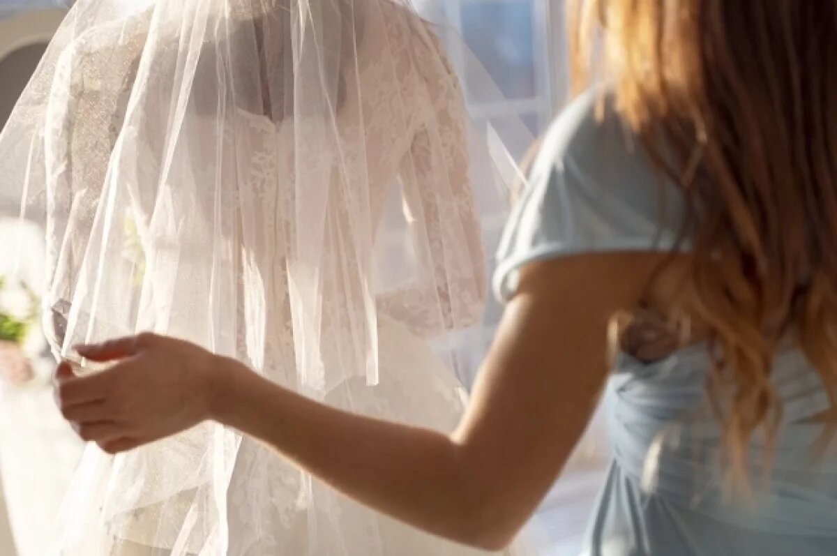    Мошенница крала свадебные платья у невест в Петербурге