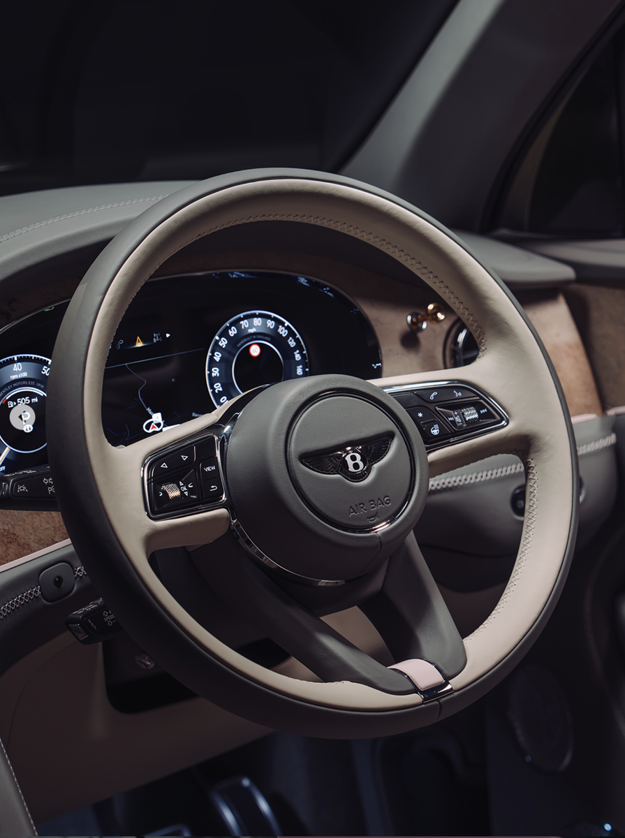    Центральная консоль, дверные карты и сиденья украшены акцентами в бриллиантовом стиле