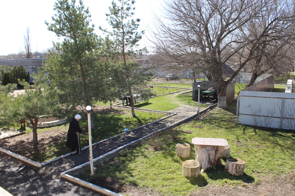  Ухоженная территория вокруг Ленинского дома-интерната — всегда приятно прогуляться.