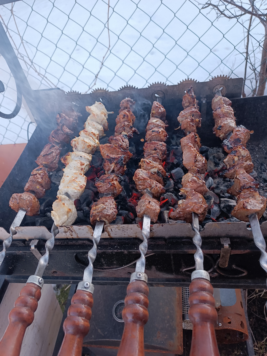 Даже не всё поместилось. Потом еще один шампур с курицей был. 