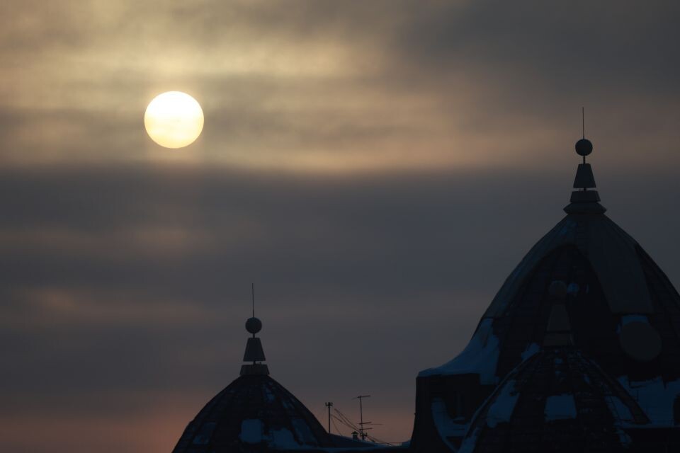    "Растущее" Солнце в небе над Барнаулом . Источник: Олег Укладов