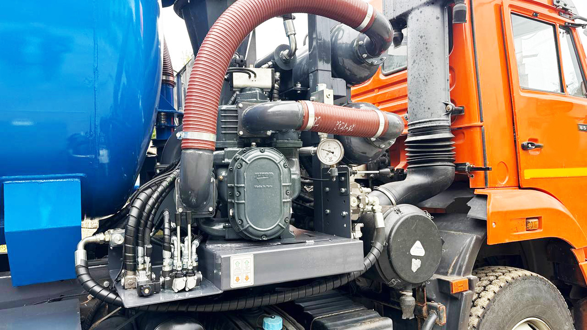 Вакуумный насос Jurop DL-250 на илососной машине 15+1,5м3 на шасси Камаз 6520