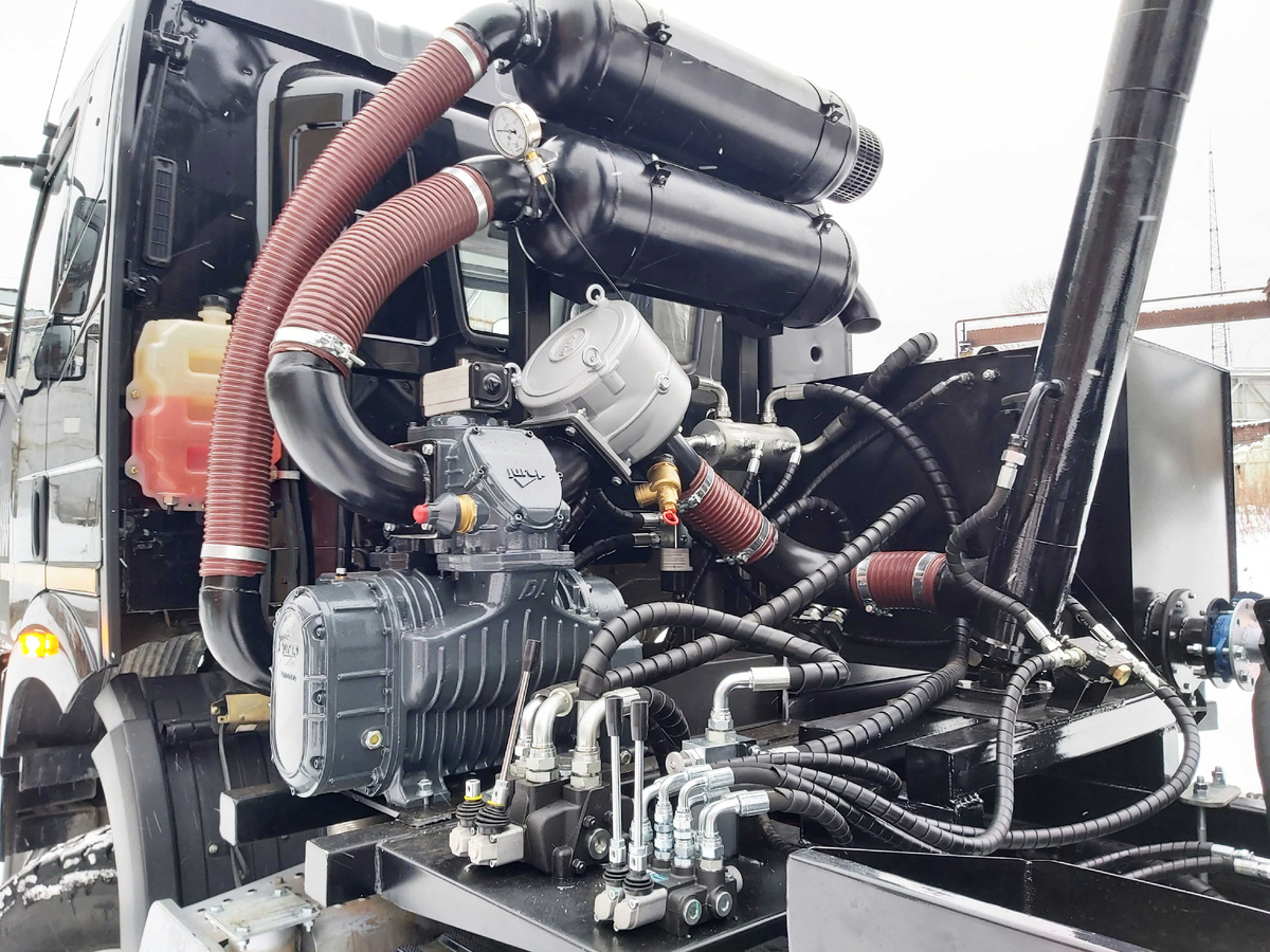 Вакуумный насос серии Jurop DL, работающий от гидравлики на шасси Faw J6