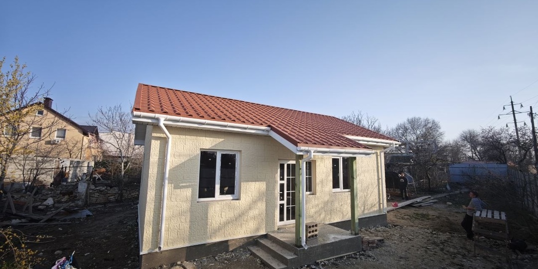 Наружная отделка дома из СИП в Севастополе. Проифасадные плиты.