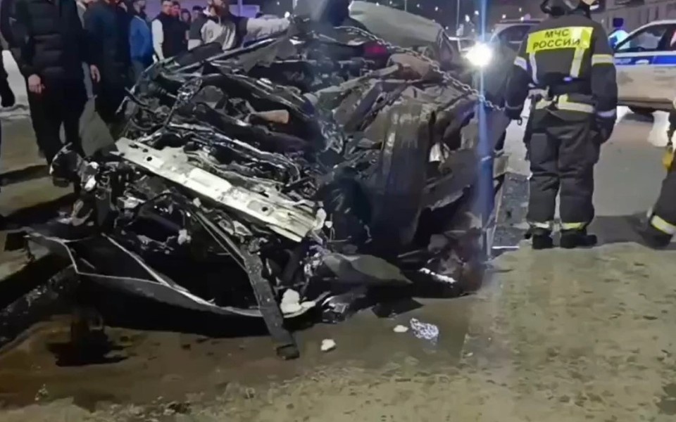    Сила удара была столь велика, что Lexus загорелся. скриншот