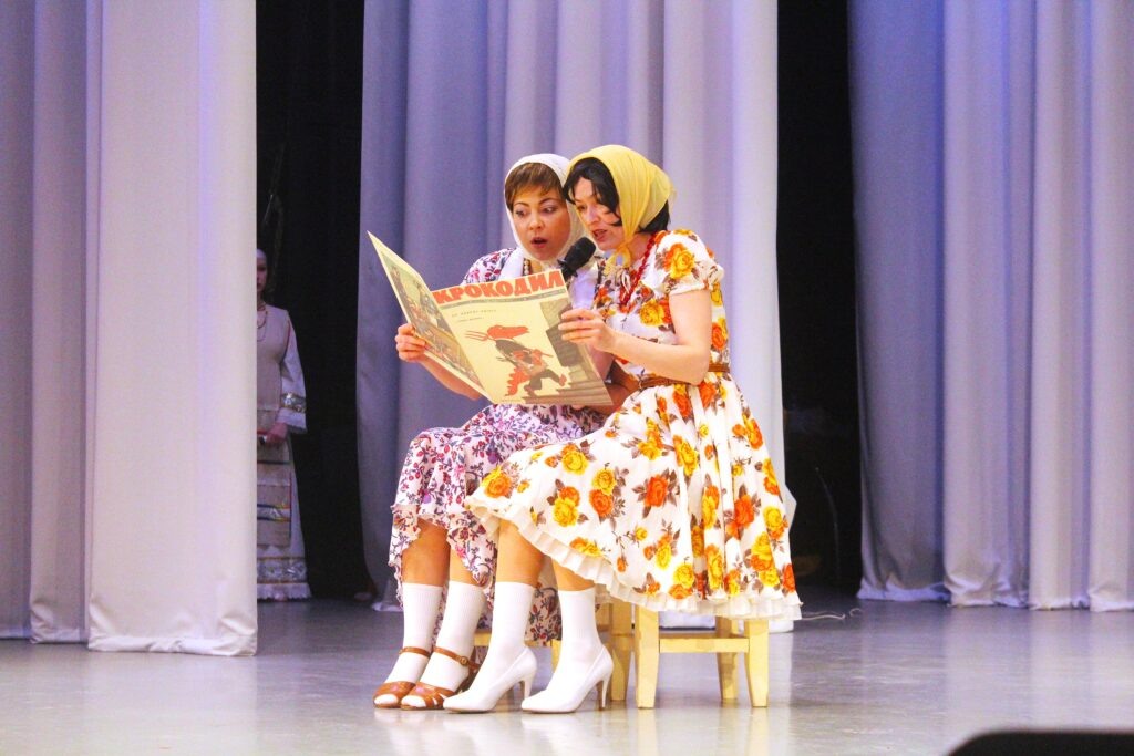     Советские гражданки читают сатирический журнал.     
Фото: Николай Вишняков.
📷    Миниатюра «Злой мальчик». Фото: Николай Вишняков.
