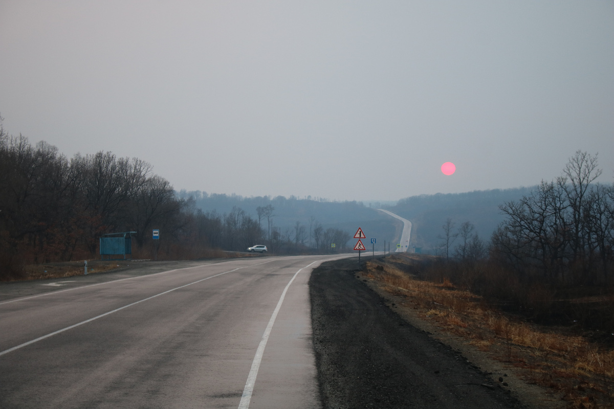 На подъезде к Краскино. Солнце заходит на западе, в Китае, куда мы и держим путь.