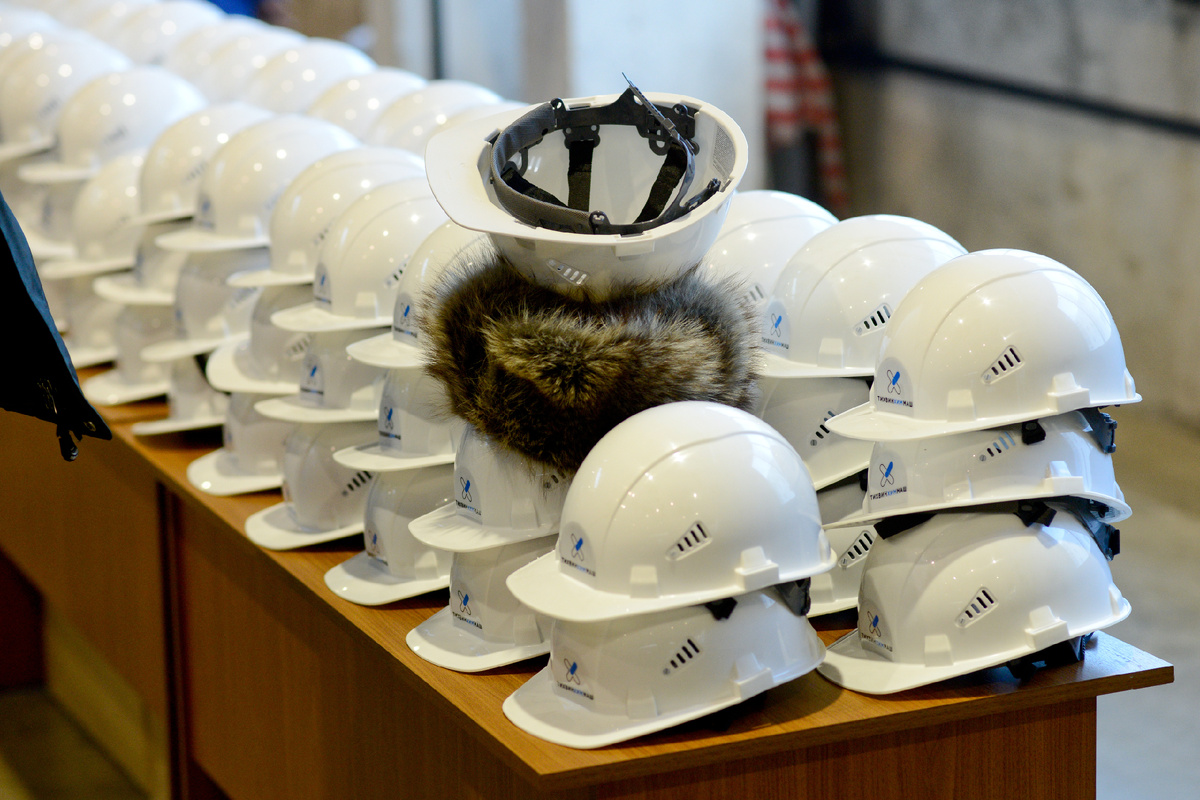 Автор фото: Сергей Ермохин / "ДП". Вместо массовых увольнений заводы предпочитают объявлять простой — так меньше издержек на выплаты рабочему персоналу.