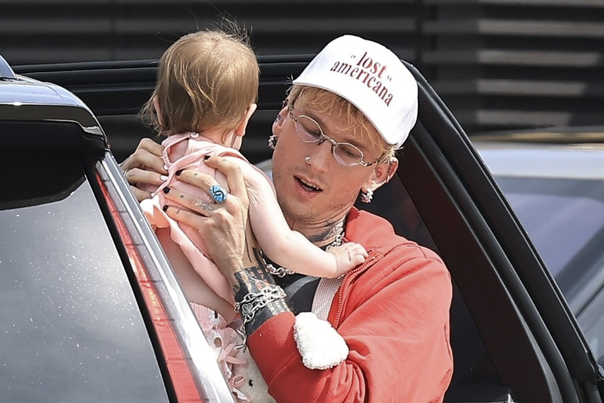     Бывшего жениха Меган Фокс заметили с двумя дочерьми - годовалой Сагой и 16-летней Кейси