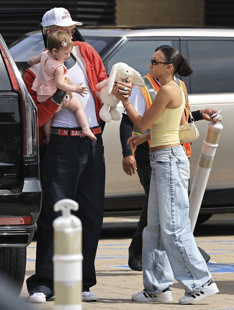    Machine Gun Kelly провел время с дочерьмиLegion-Media