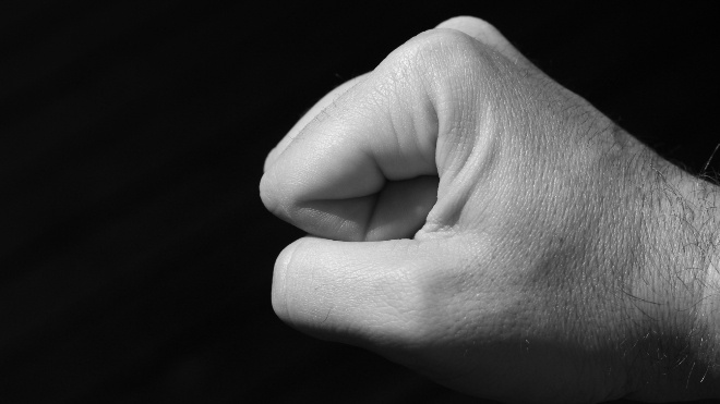 Фото: https://ru.freepik.com/free-photo/grayscale-shot-fist-person-black-background_10175562.htm#fromView=search&page=1&position=0&uuid=ef980b00-9e96-48c1-8b59-a47824c9b717&query=%D0%BA%D1%83%D0%BB%D0%B0%D0%BA