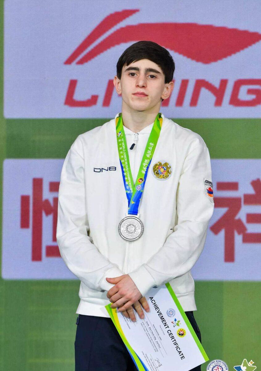 Серебряный призер 10-го чемпионата мира среди молодежи по ушу Карен Саакян на пьедестале почета © Photo : official site of MESCS of RA