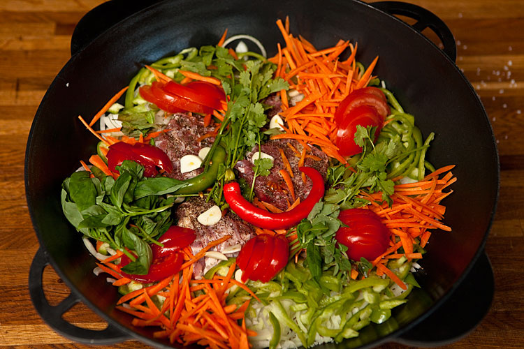 

Что ещё для вкуса мяса добавить? А вот – морковь, морковь хороша к луку и к мясу, а ещё болгарский перец, помидор немного для кислинки, для сока, зелень, чеснок, стручковый перец!

