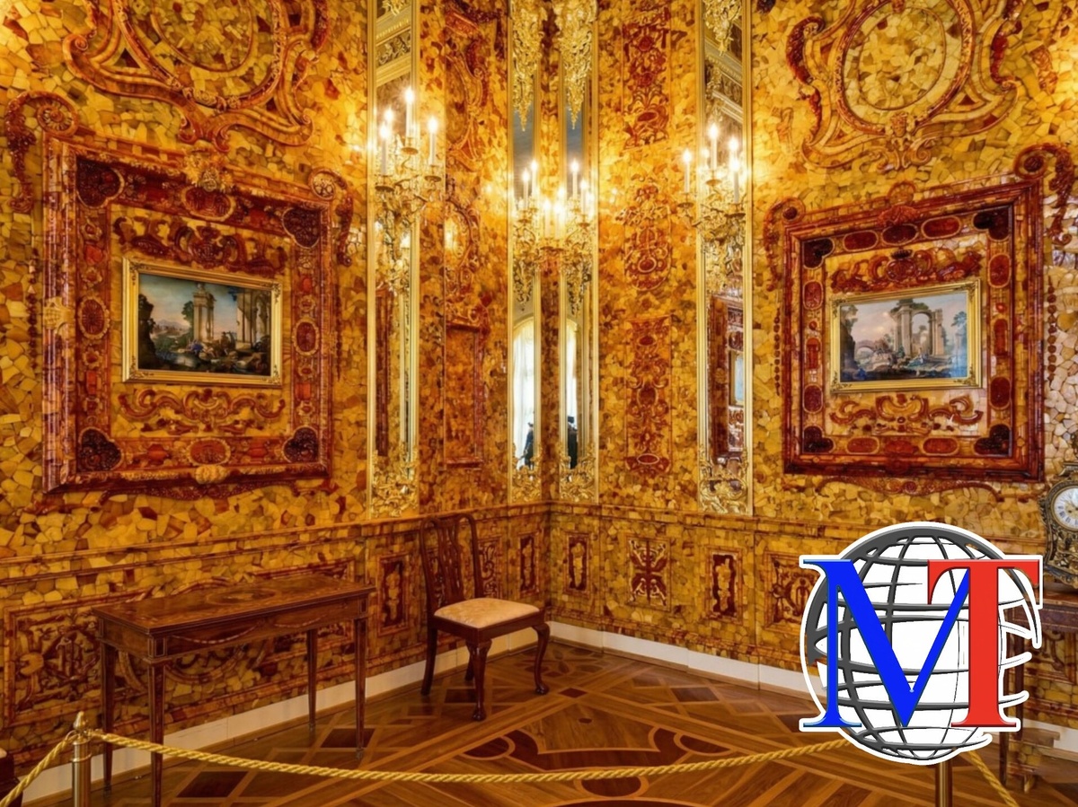 Янтарные стены и уникальная янтарная мебель: стол, стул и фарфоровая миска.